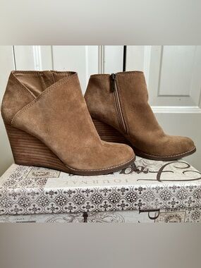 Lucky Brand Suede Wedge Ankle Boots Tan Brown Side Zip Leather Size 8